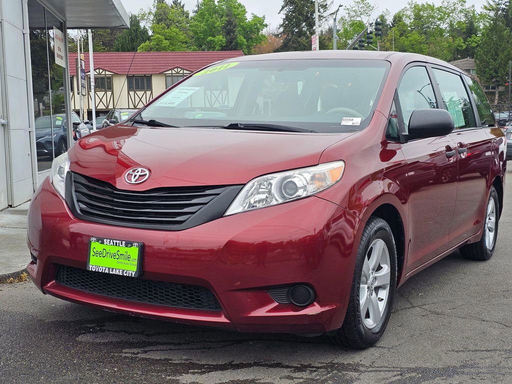 Used 2011 Toyota Sienna w/ Towing Pkg FWD image 3