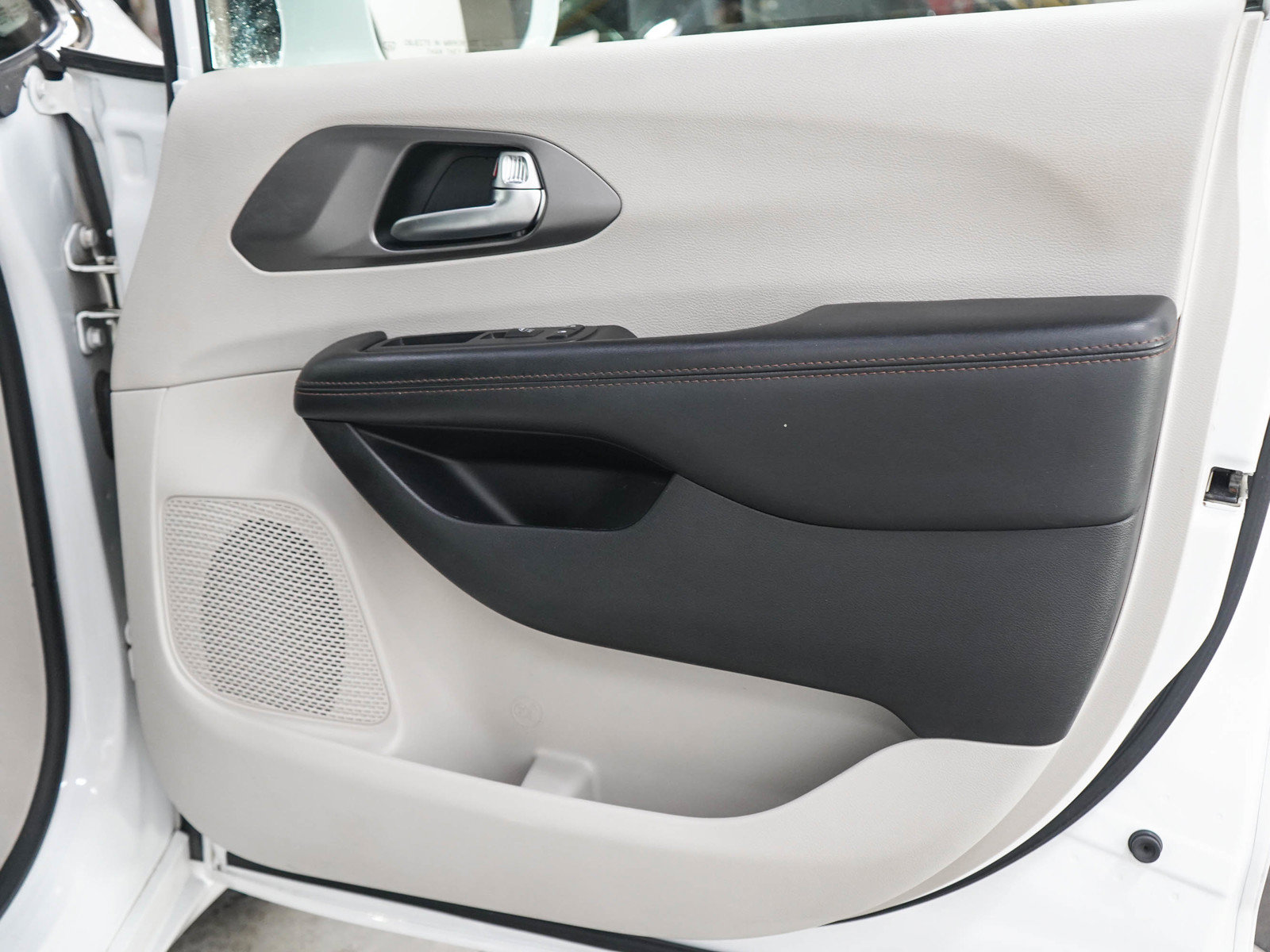 Used 2020 Chrysler Pacifica Touring-L Plus FWD image 9