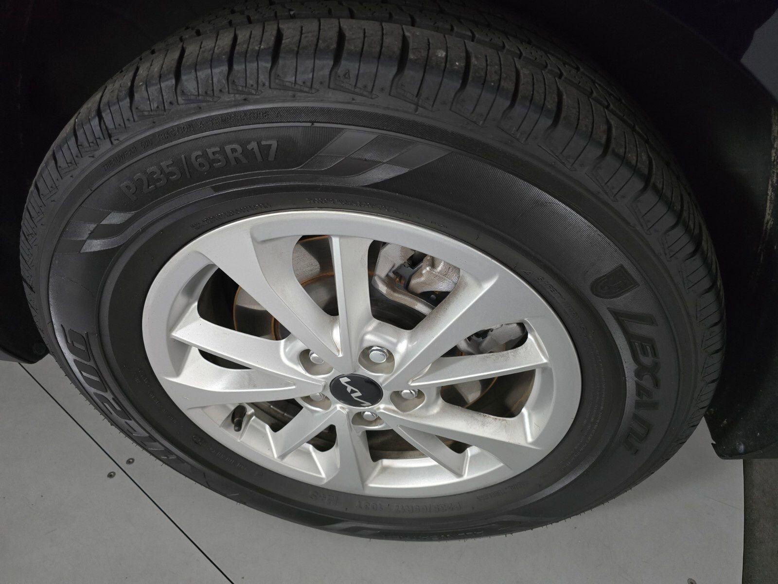 Used 2023 Kia Carnival LX image 10