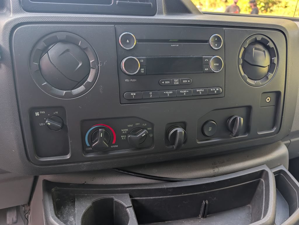 Used 2014 Ford E-250 and Econoline 250 Extended w/ Power Group RWD image 14