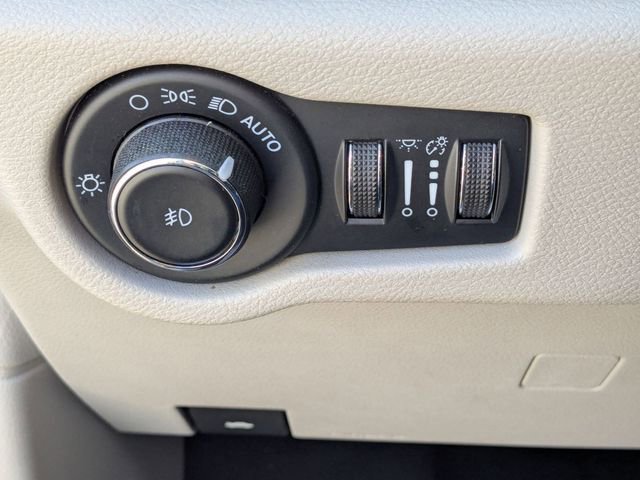 Used 2023 Chrysler Pacifica Touring-L image 22