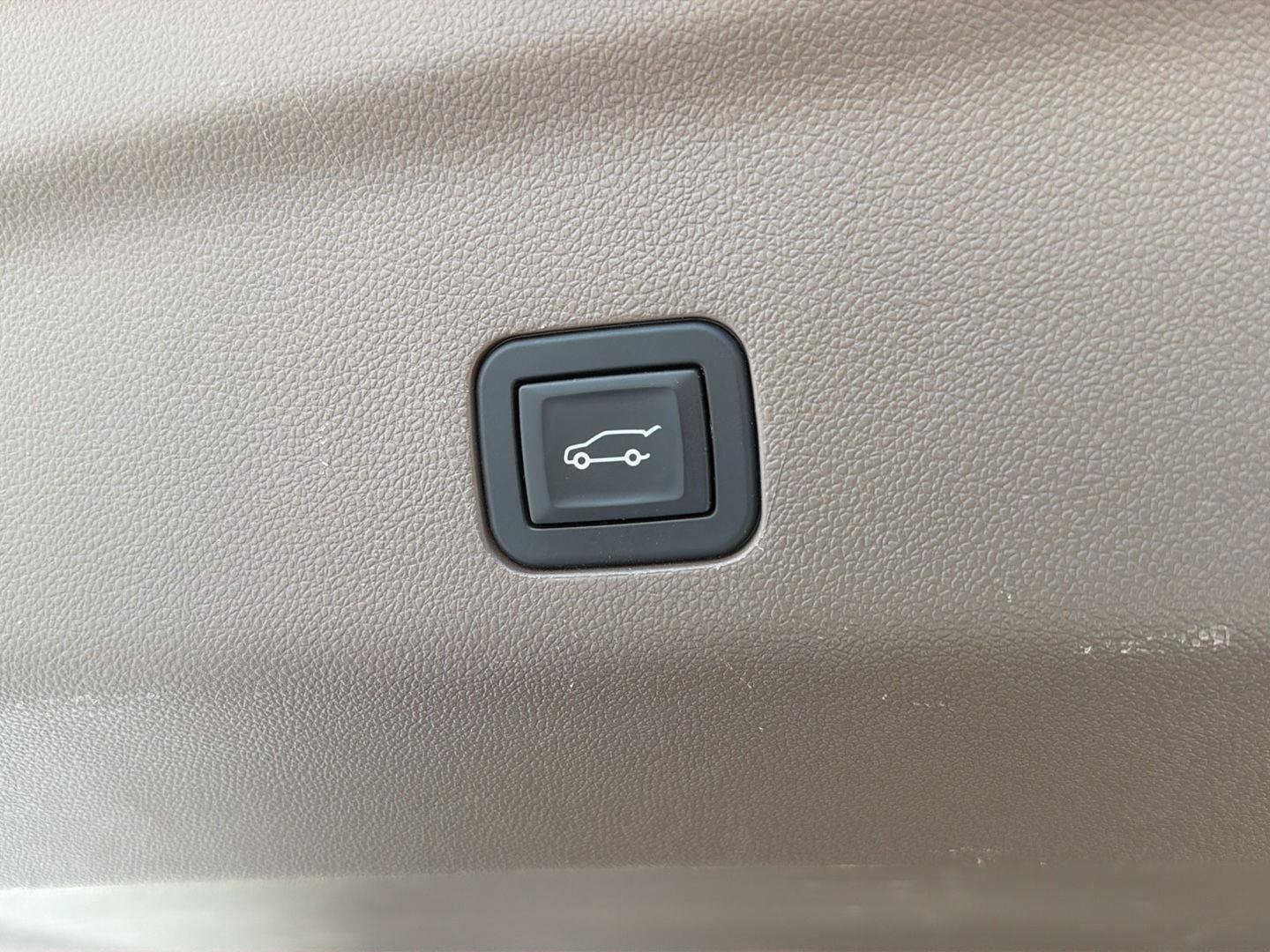 Used 2024 GMC Yukon XL Denali RWD image 40