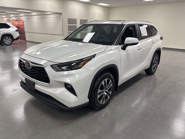 Used 2023 Toyota Highlander XLE image 4