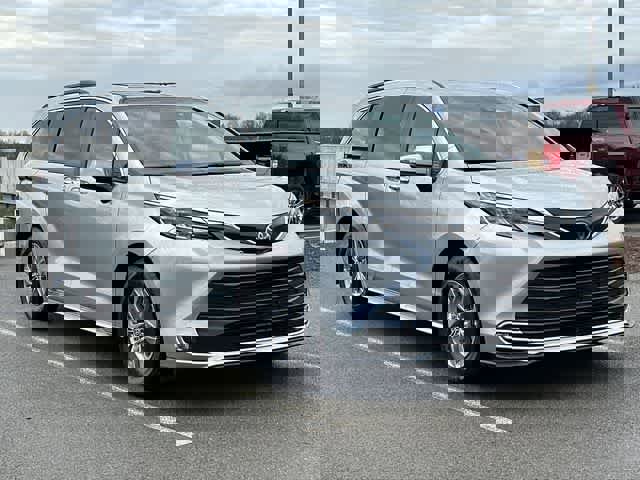 Used 2023 Toyota Sienna XLE image 32