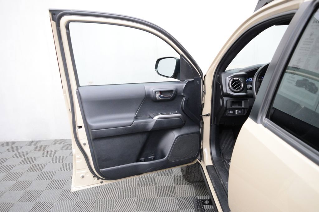 Used 2019 Toyota Tacoma TRD Off-Road w/ Technology Package AWD/4WD image 9