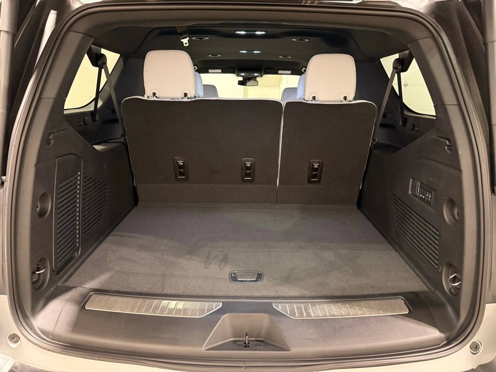 Used 2025 Chevrolet Suburban Premier image 9