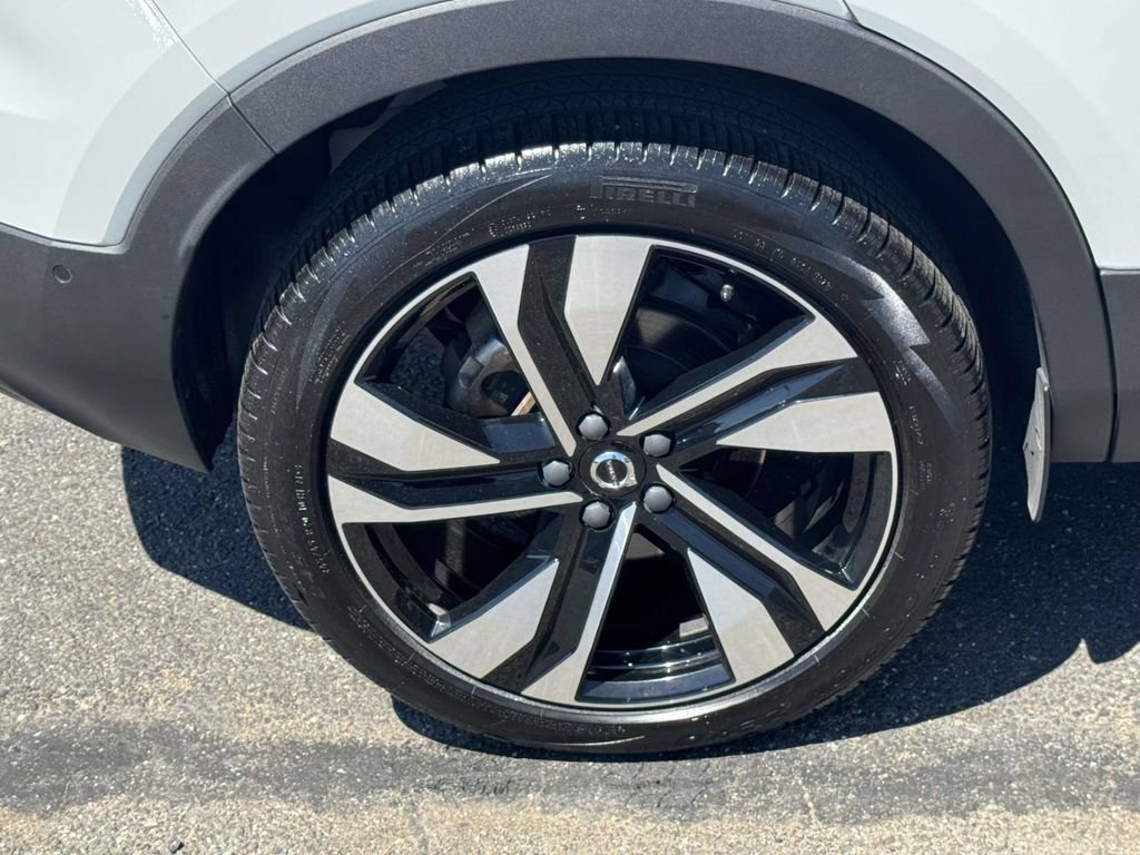 Certified 2024 Volvo XC40 B5 Plus w/ Protection Package Premier AWD/4WD image 9