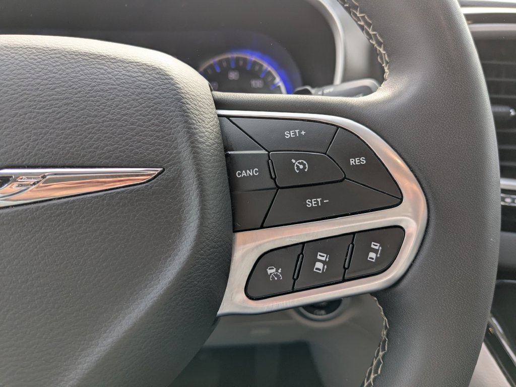 Used 2024 Chrysler Pacifica Touring-L FWD image 27