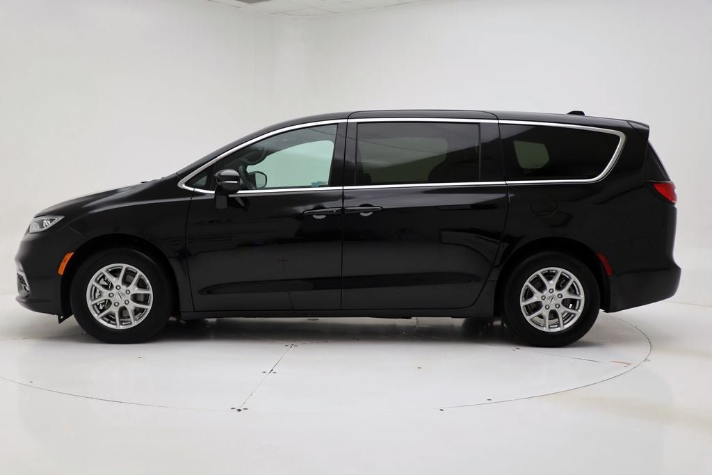 Used 2025 Chrysler Pacifica Select FWD image 5