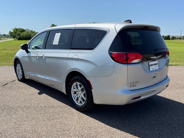 Used 2023 Chrysler Voyager LX FWD image 4