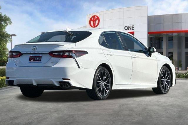 Used 2024 Toyota Camry SE image 4