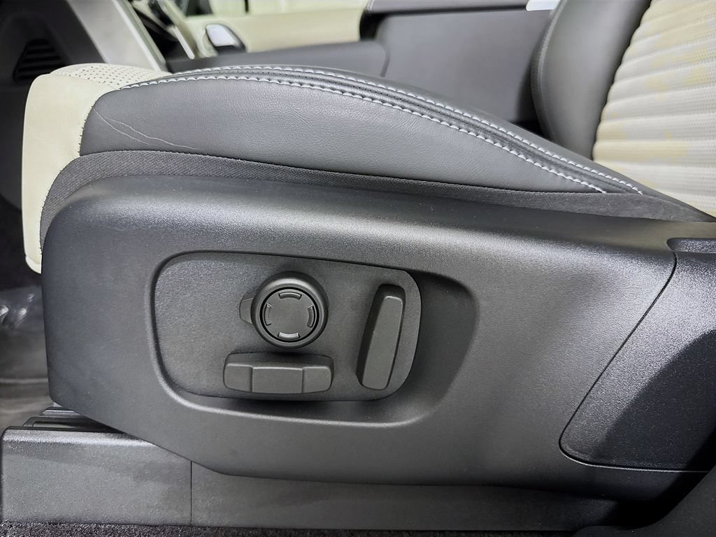 Used 2025 Land Rover Discovery Dynamic SE AWD/4WD image 19