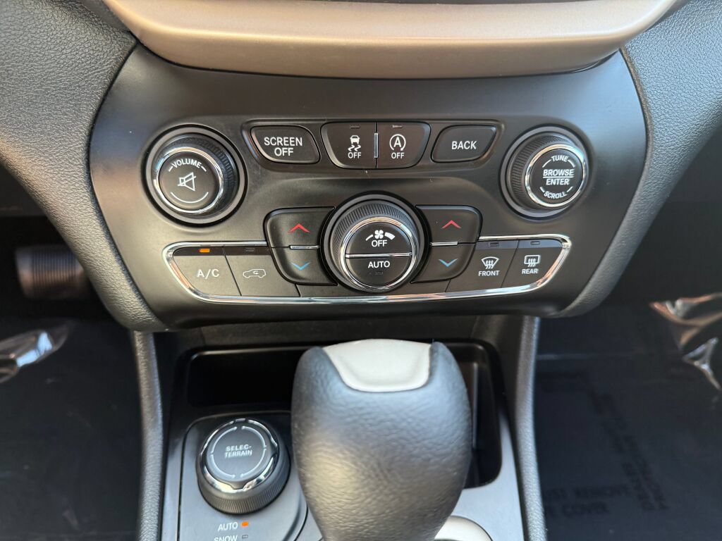 Used 2016 Jeep Cherokee Latitude w/ Comfort/Convenience Group AWD/4WD image 18