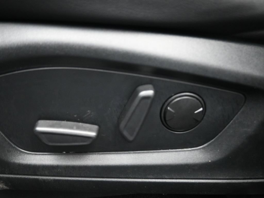 Used 2023 Ford Explorer XLT w/ Equipment Group 202A image 7