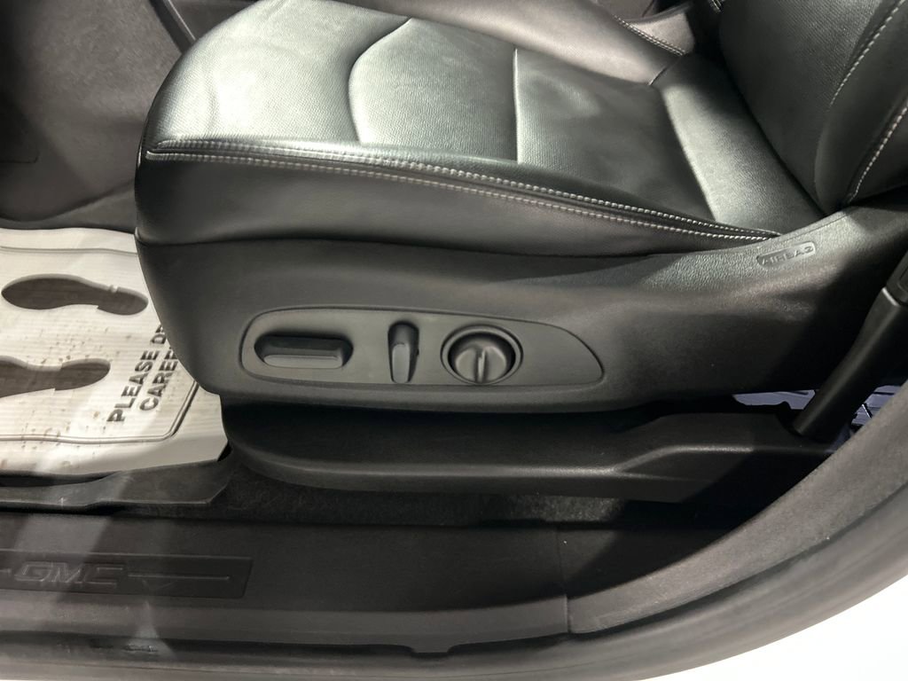 Used 2024 GMC Terrain SLT w/ Elevation Edition image 13