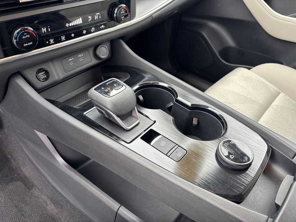Used 2024 Nissan Rogue SV image 30