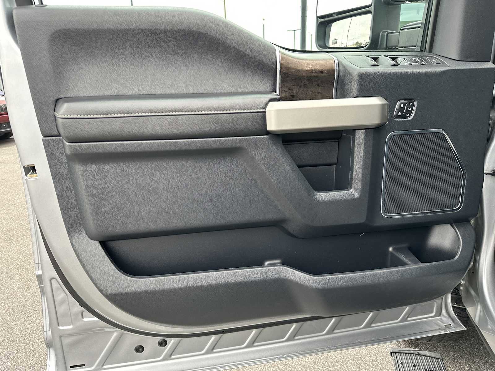 Used 2022 Ford F250 Lariat w/ Chrome Package image 14