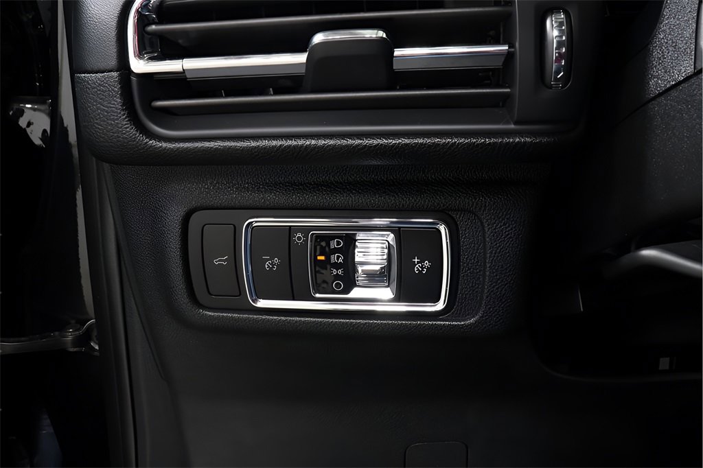 Used 2023 Lincoln Corsair Reserve image 18