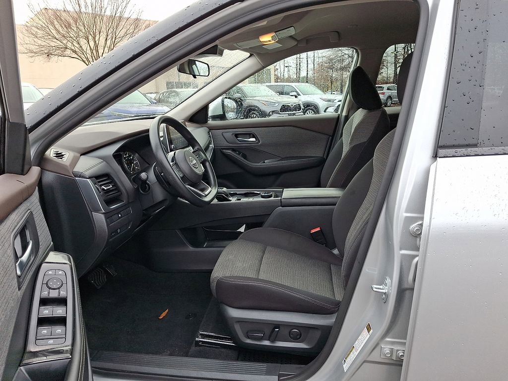 Used 2023 Nissan Rogue SV image 14