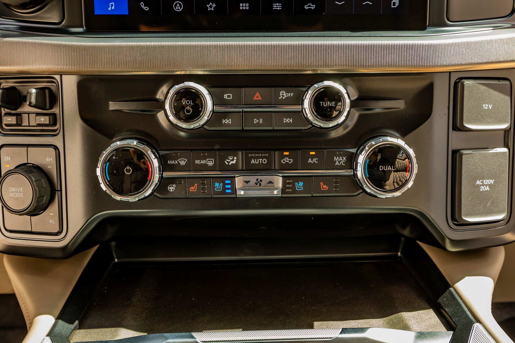 Used 2026 Ford F450 Platinum w/ Platinum Plus Package image 27
