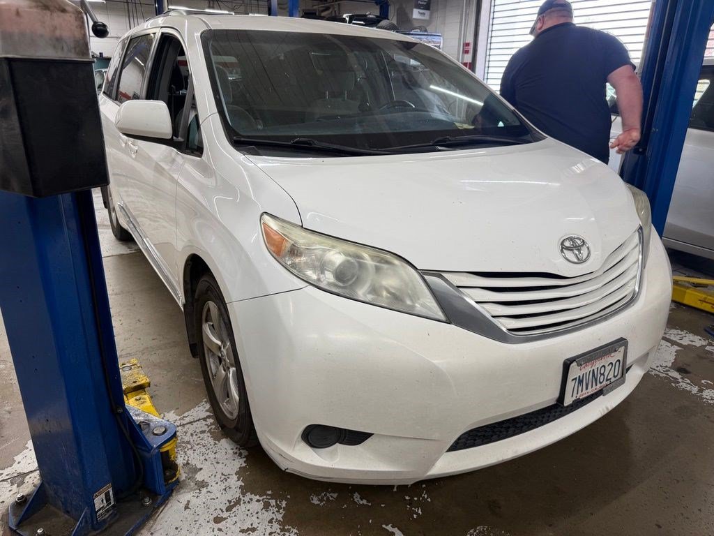 Used 2015 Toyota Sienna LE FWD image 12