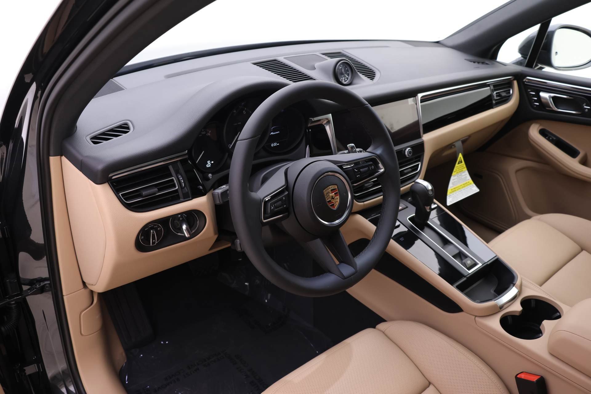 Used 2025 Porsche Macan image 6