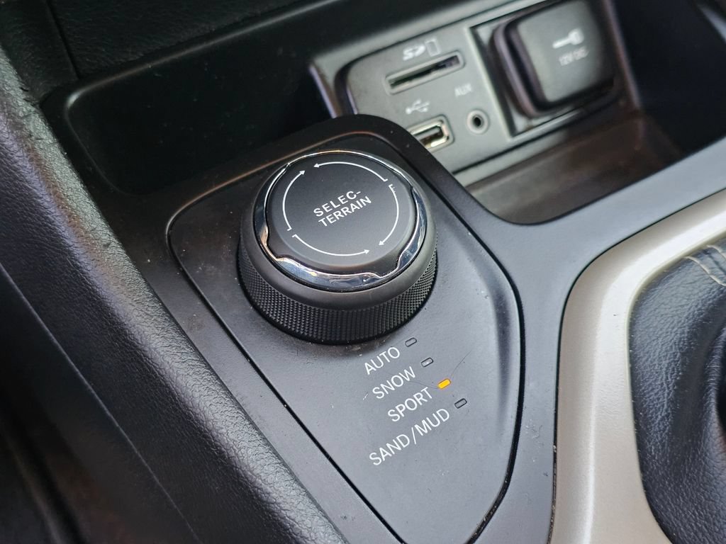 Used 2017 Jeep Cherokee Limited AWD/4WD image 35