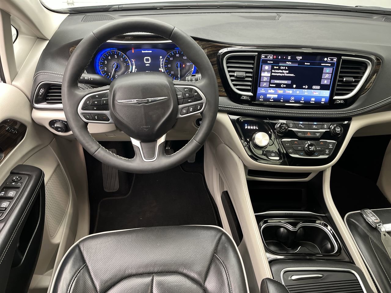 Used 2024 Chrysler Pacifica Limited FWD image 15