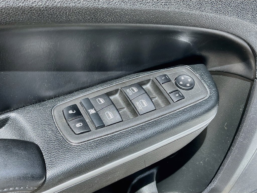 Used 2022 Chrysler 300 Touring w/ Sport Appearance Package RWD image 17