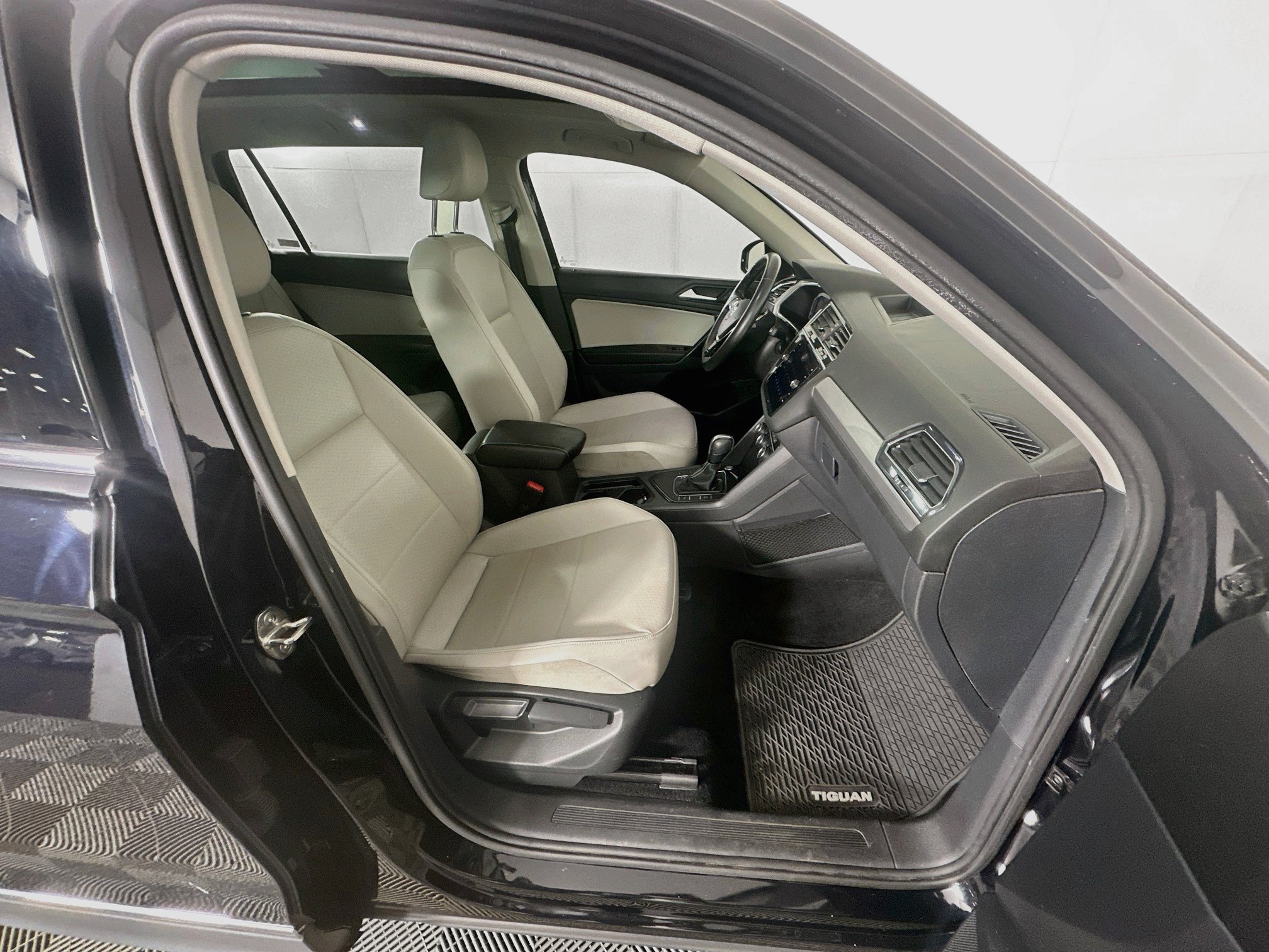 Used 2021 Volkswagen Tiguan SEL FWD image 30