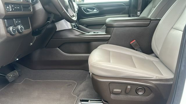 Used 2024 Chevrolet Suburban LT RWD image 21