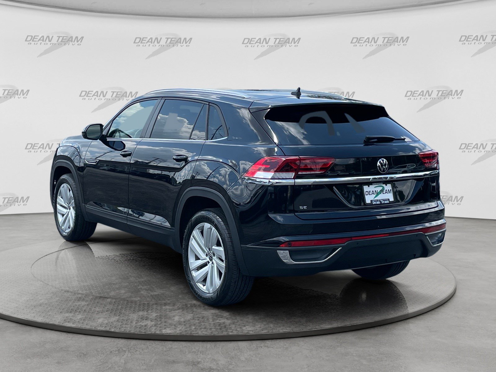 Used 2023 Volkswagen Atlas Cross Sport SE w/ Panoramic Sunroof Package FWD image 6