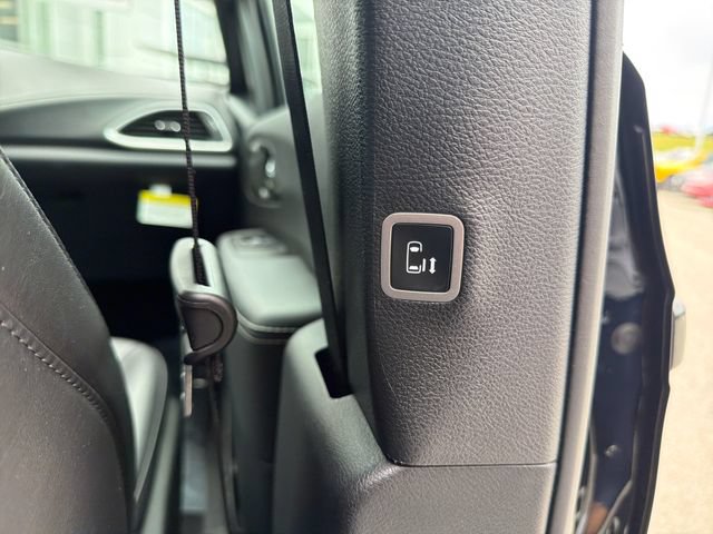 Used 2026 Chrysler Pacifica Select FWD image 46