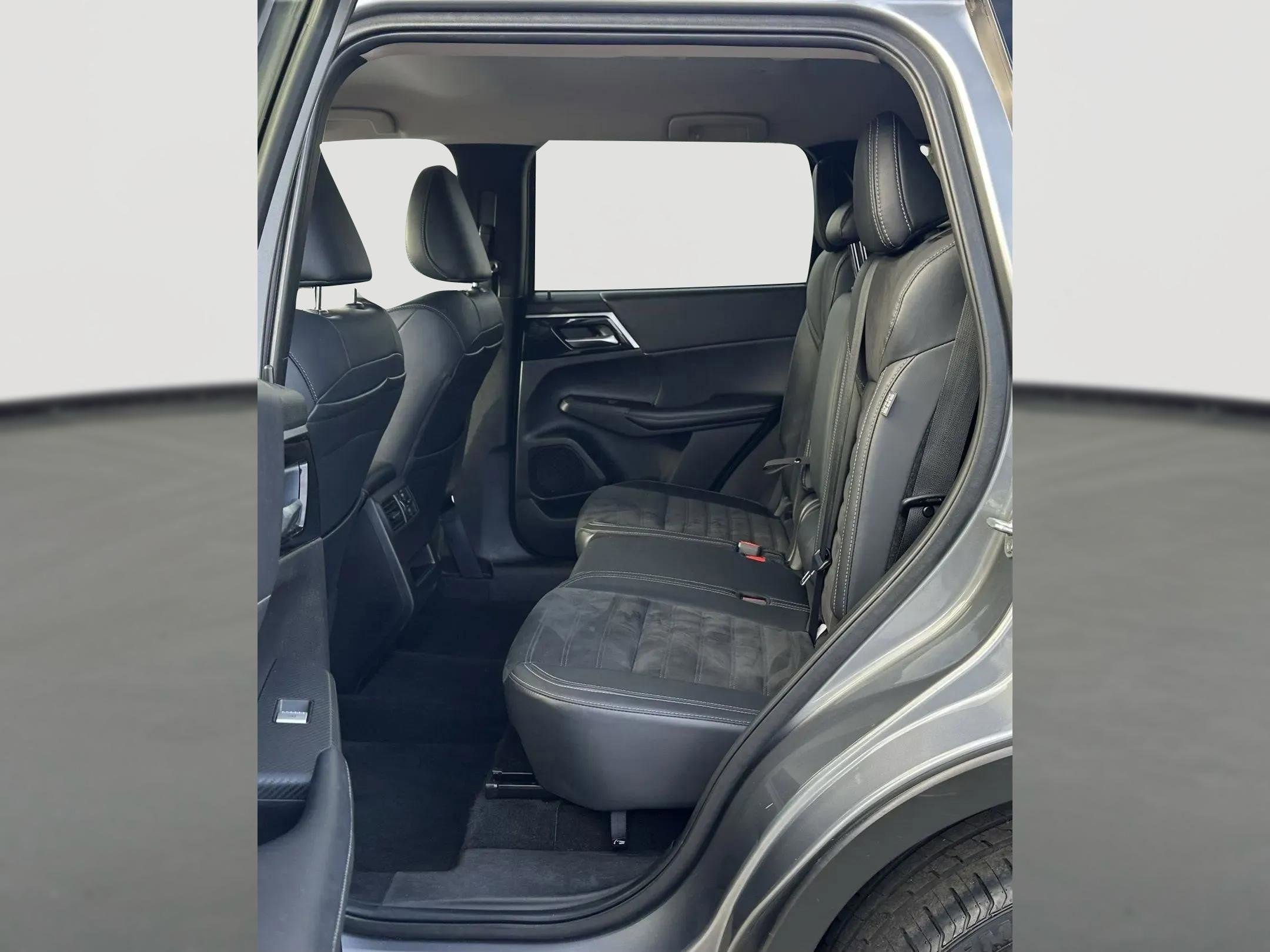 Used 2024 Mitsubishi Outlander SE Black Edition image 16