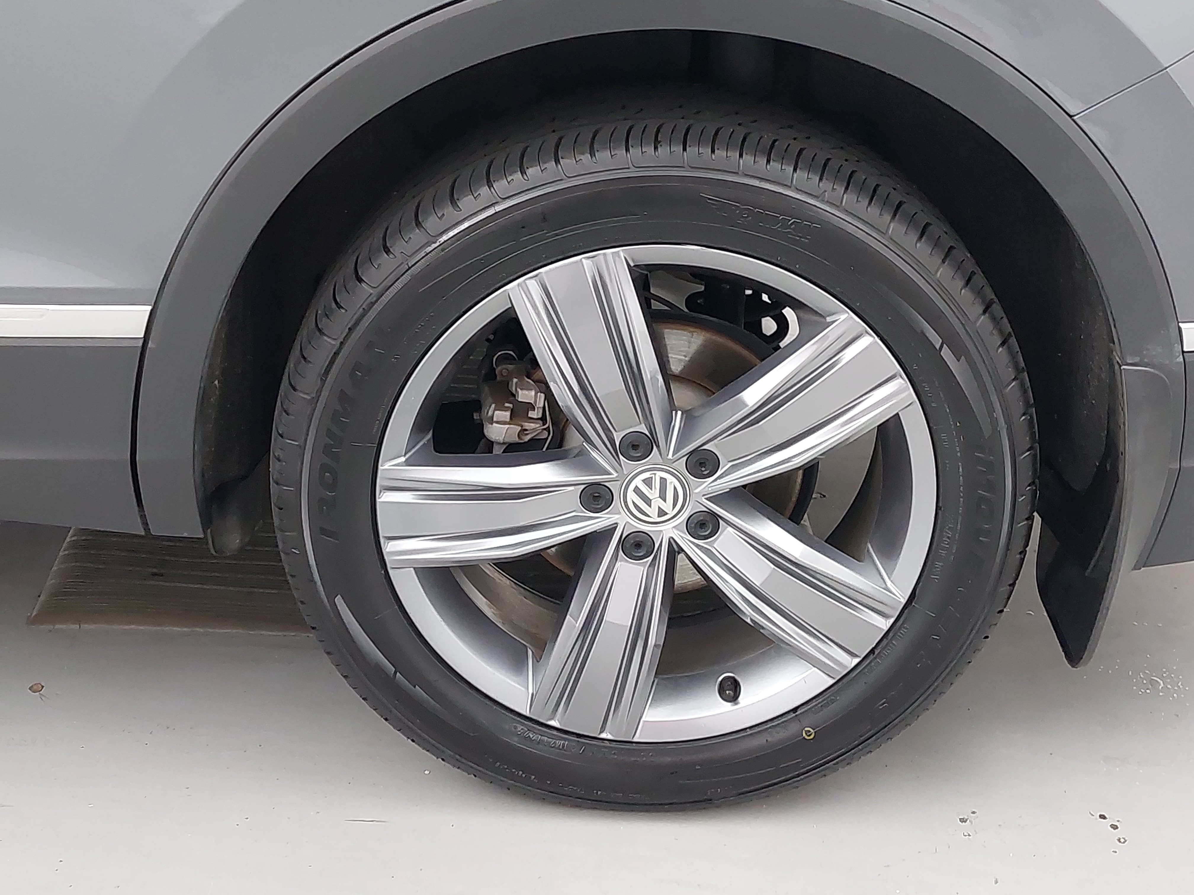 Used 2020 Volkswagen Tiguan SEL w/ 3rd Row Seat Package AWD/4WD image 38