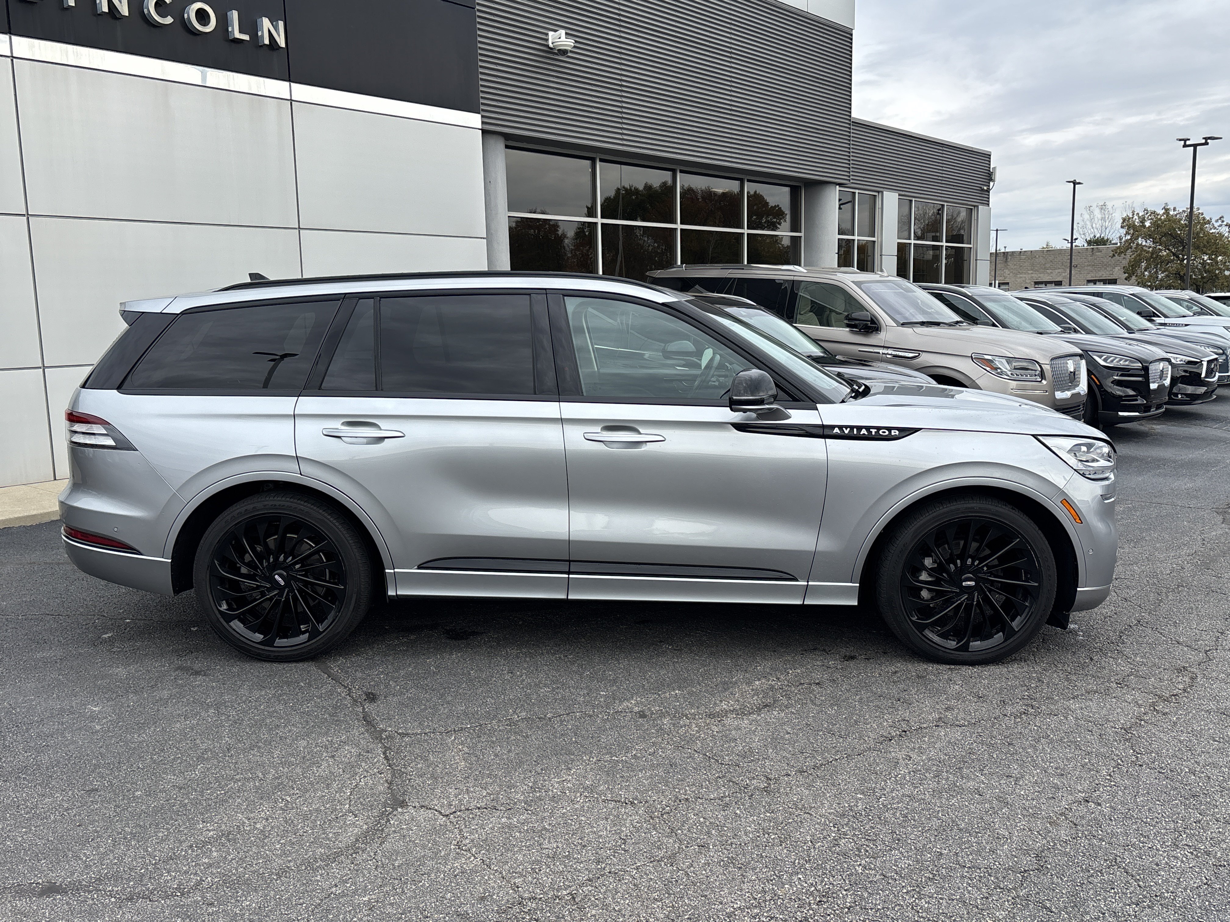 Used 2023 Lincoln Aviator Reserve w/ Equipment Group 201A AWD/4WD image 9