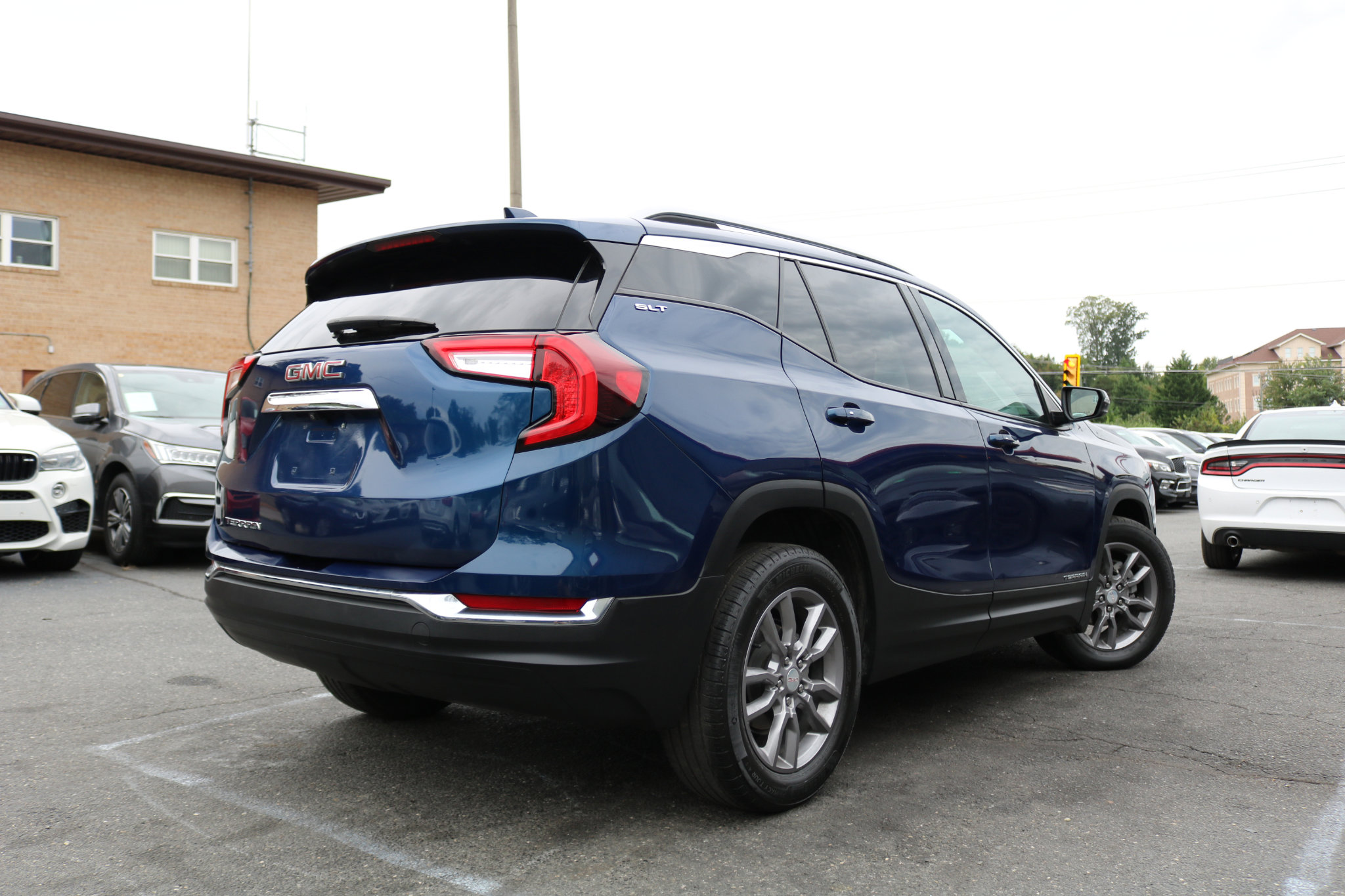 Used 2023 GMC Terrain SLT image 2