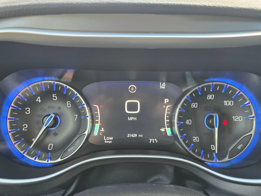 Used 2023 Chrysler Pacifica Touring-L FWD image 23