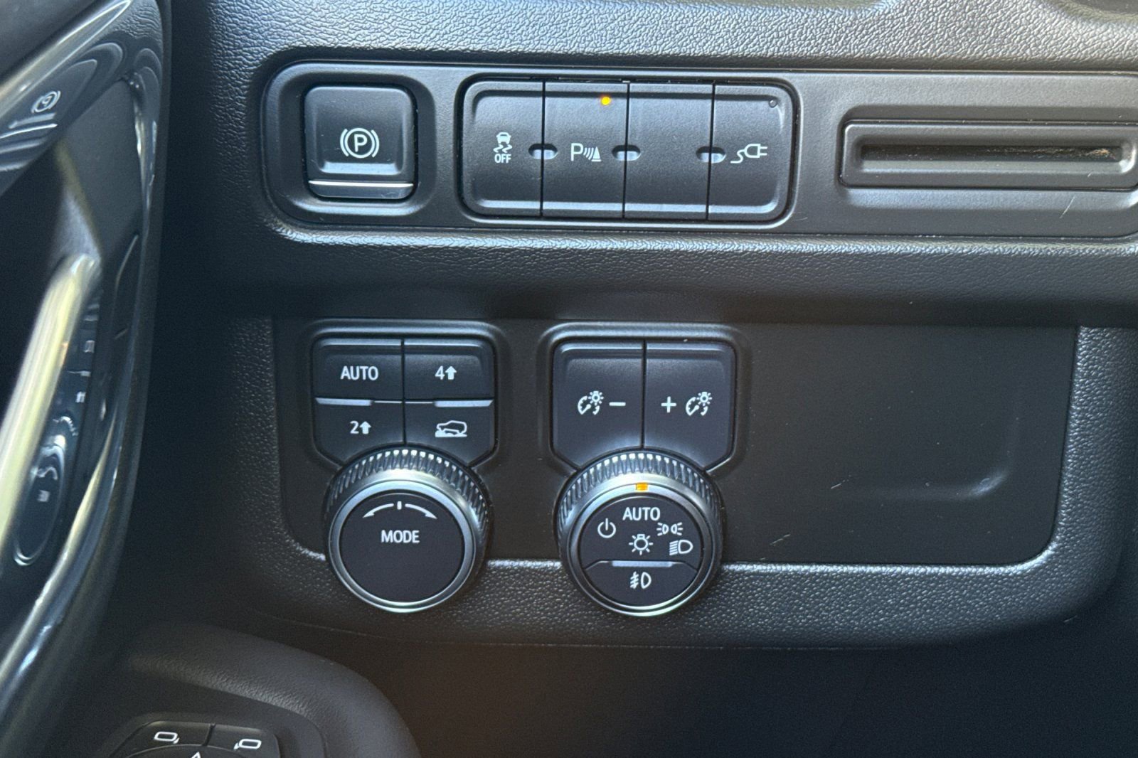 Used 2021 GMC Yukon SLE AWD/4WD image 41