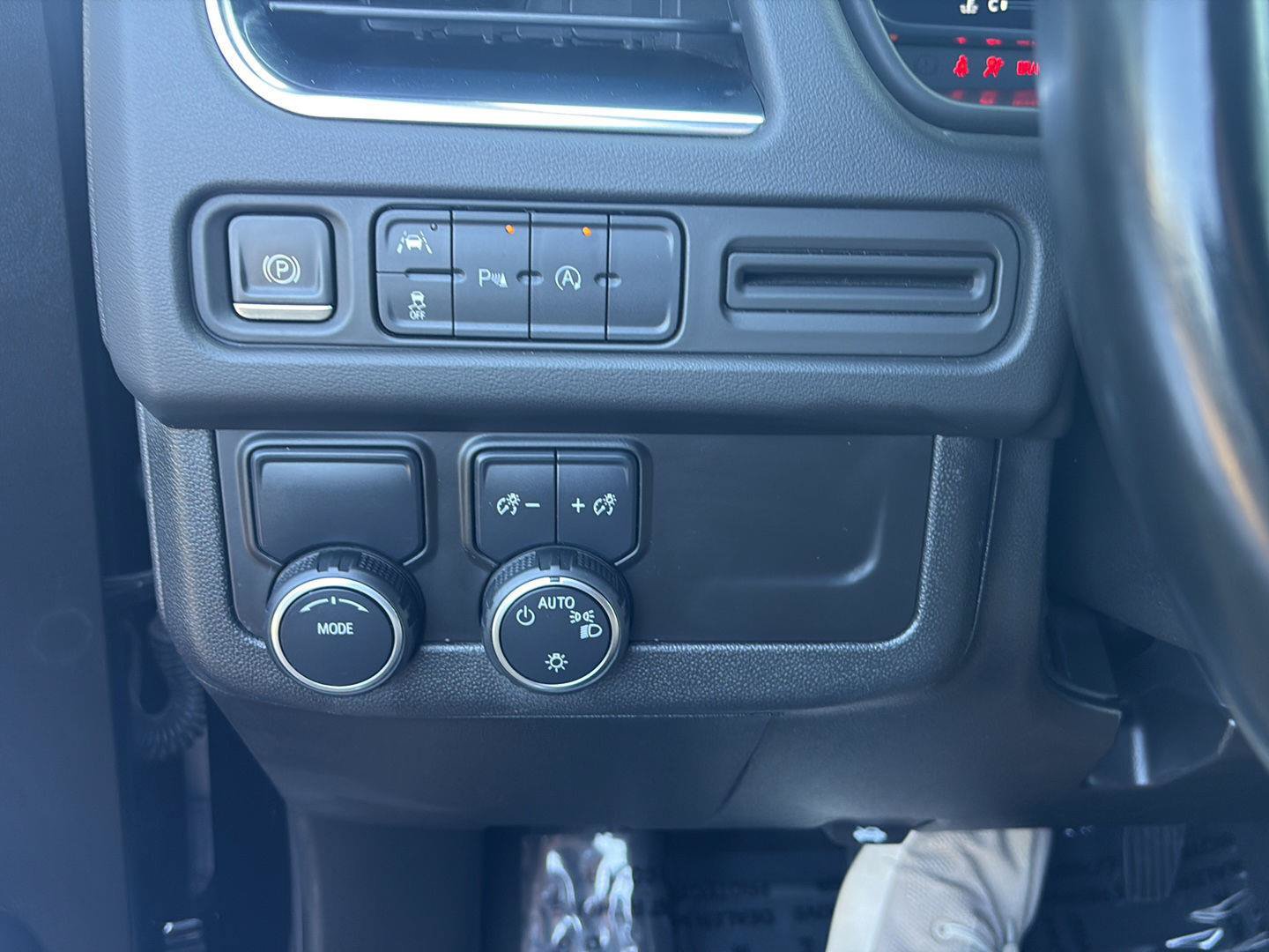 Used 2023 Chevrolet Suburban LT RWD image 13