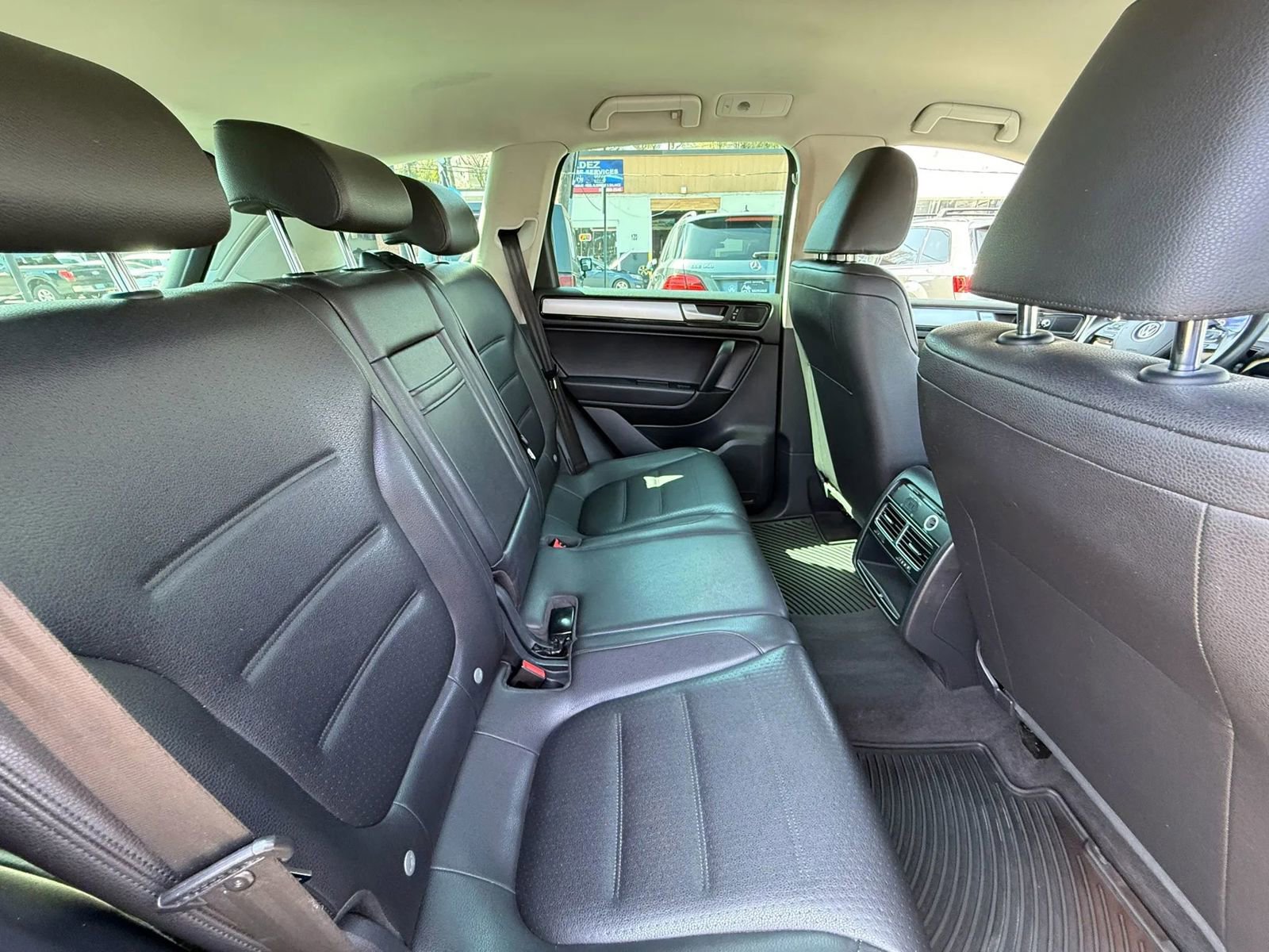 Used 2012 Volkswagen Touareg Sport image 46