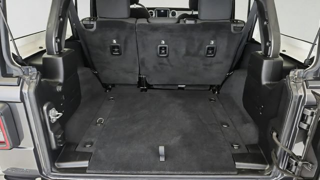 Used 2018 Jeep Wrangler Unlimited Sahara AWD/4WD image 19