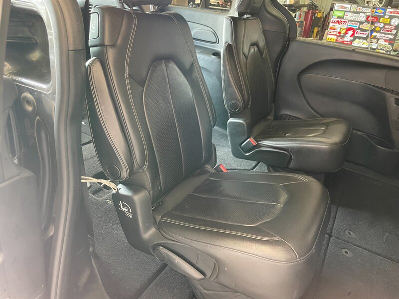 Used 2018 Chrysler Pacifica Touring-L Plus w/ Advanced Safetytec Group FWD image 22