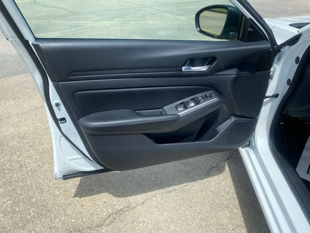 Used 2025 Nissan Altima 2.5 SV FWD image 14