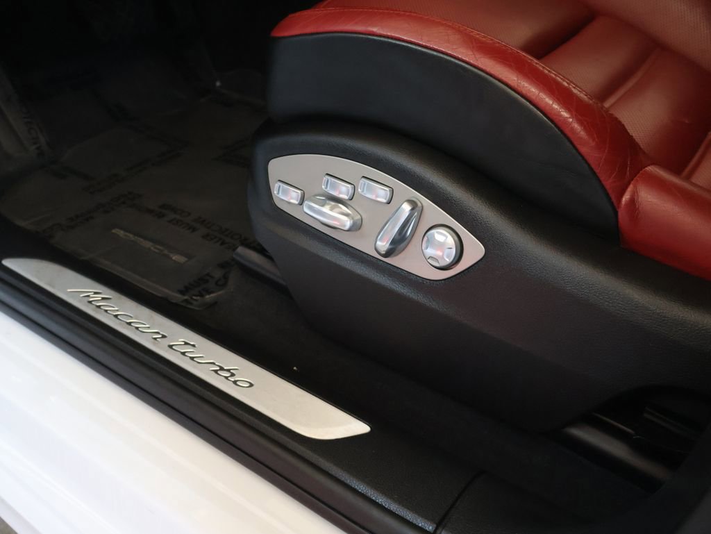 Used 2017 Porsche Macan Turbo AWD/4WD image 19