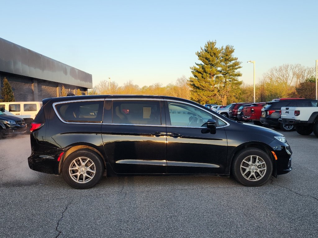 Used 2024 Chrysler Pacifica Touring-L FWD image 8