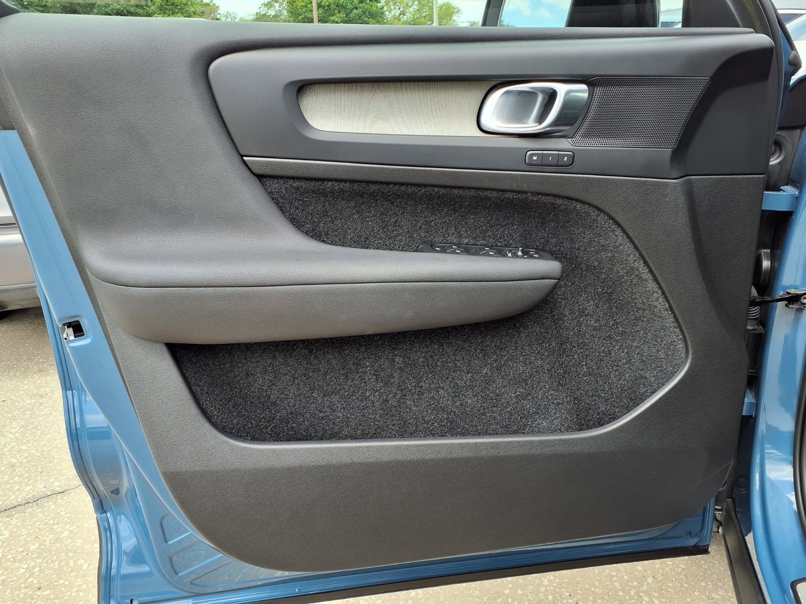 Used 2023 Volvo XC40 B5 Plus image 21