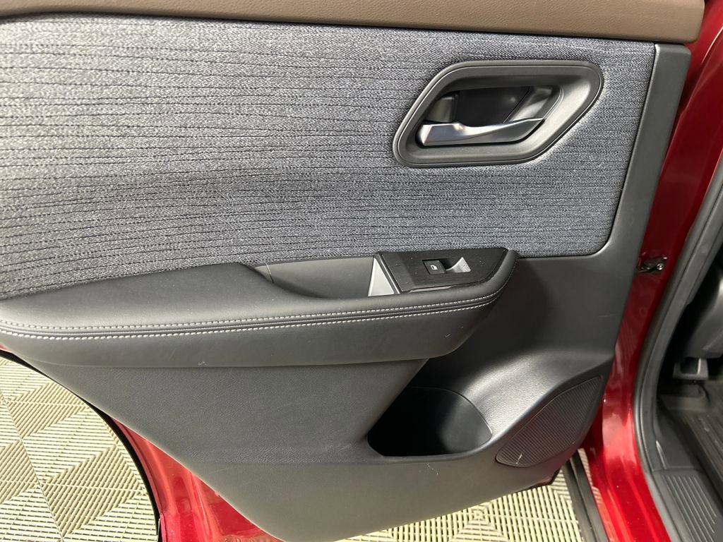 Used 2023 Nissan Rogue SV image 16