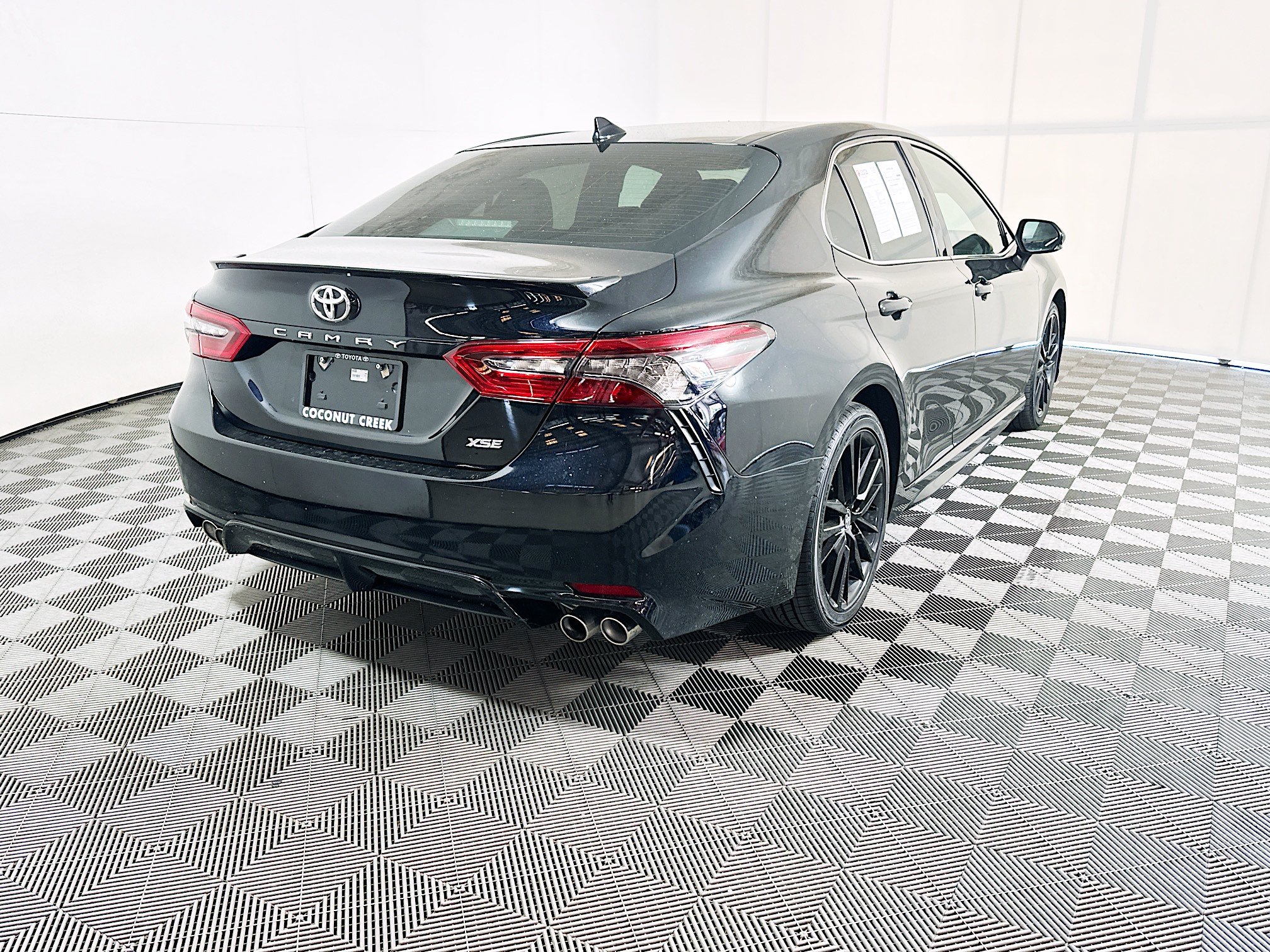 Used 2022 Toyota Camry XSE FWD image 3