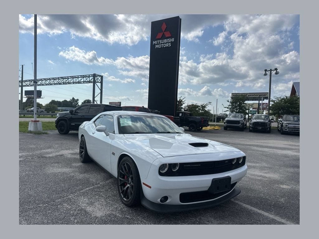 Used 2016 Dodge Challenger SRT w/ Technology Group RWD image 1